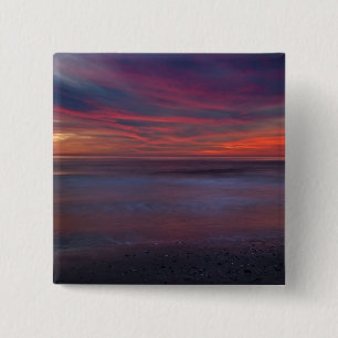 Paarsgekleurde zonsopgang aan de oceaan kust vierkante button 5,1 cm