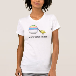 Paas kuiken is het schilderen van een kleurrijke p t-shirt