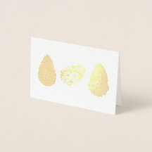 Paaseieren op een rij met verschillende kleuren en