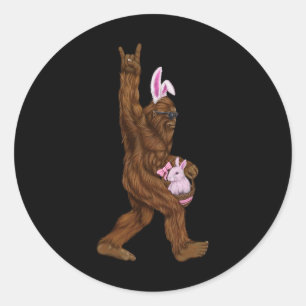 Paashaas Bigfoot Bunny in een bysket is leuk voor Ronde Sticker