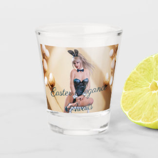 Paashaas meisje zittend op ronde rand kubus shot glas