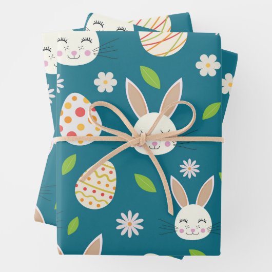 Paashaas met eieren en bloemen op blauw inpakpapier vel (In situ)