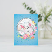 Paashaas met versierde eieren en voorjaarsbloem feestdagenkaart (Staand voorkant)