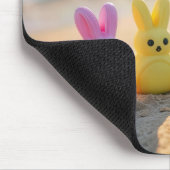 Paashaas Peeps op het strand Muismat (Hoek)