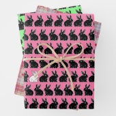 Paashaas zwart en wit op roze en groen inpakpapier vel (In situ)