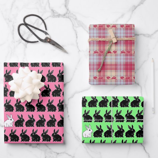 Paashaas zwart en wit op roze en groen inpakpapier vel (Voorkant)