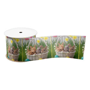 Paashaasjes in een rieten mand lint
