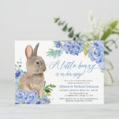 Paaskonijn blauwe bloemstuk jongens baby shower kaart (Staand voorkant)