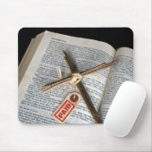 Paaskruis in bijbel muismat (Met muis)