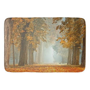 Pad van de kastanjeboom in het herfst van het douc badmat
