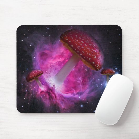 Paddenstoelen die door de buitenruimte worden gesc muismat (Met muis)