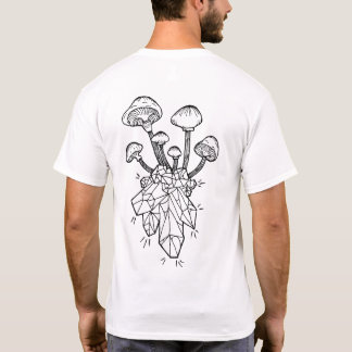 Paddenstoelen groeien uit kristallen op een T-shir T-shirt