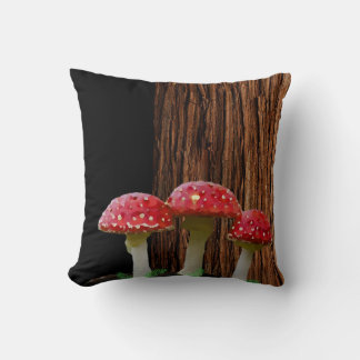 Paddenstoelen, varens en boom kussen