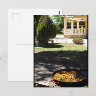 Paella gerecht rustend in tuin briefkaart