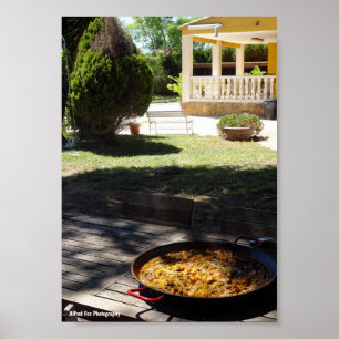 Paella gerecht rustend in tuin poster