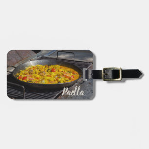 Paella wordt gekookt op een grillcadeau voor chef- bagagelabel
