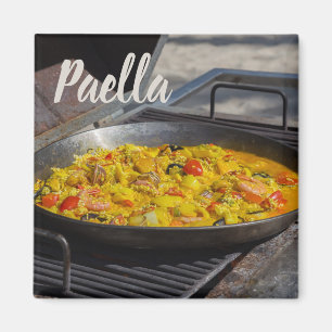 Paella wordt gekookt op een grillcadeau voor chef- magneet