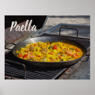 Paella wordt gekookt op een grillcadeau voor chef- poster
