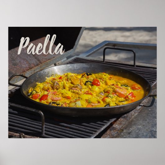 Paella wordt gekookt op een grillcadeau voor chef- poster (Voorkant)