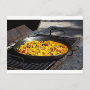 Paella wordt op een grill gekookt briefkaart