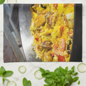 Paella wordt op een grill gekookt theedoek (Gevouwen)