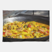 Paella wordt op een grill gekookt theedoek (Horizontaal)