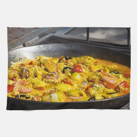 Paella wordt op een grill gekookt theedoek (Horizontaal)