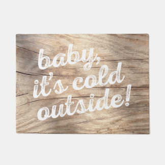 Paillasson bébé, c'est extérieur froid ! sur le fond en bois