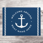 Paillasson Bienvenue à bord du bateau personnalisé ancre bleu<br><div class="desc">Tapis de porte avec ancre nautique blanche et texte personnalisable "bienvenue à bord" et votre nom de bateau flanqué de bordures de corde. Design blanc sur arrière - plan bleu foncé.</div>