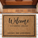Paillasson Bienvenue juste Kidt mignon Introvert Funny Doorma<br><div class="desc">Accueillez vos visiteurs avec un petit coup de coeur ! Le tapis de porte "Welcome - Just Kidding, Get Lost" offre une touche humoristique aux salutations traditionnelles, idéal pour ceux qui apprécient un peu de sarcasme ludique. Ce tapis de portes personnalisable vous permet de le personnaliser avec le nom ou...</div>