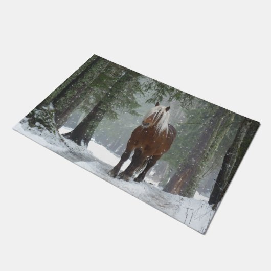Paillasson Cheval Brown dans une forêt d'hiver avec chute de  (Incliné)