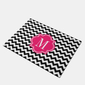 Paillasson Chevron noir et blanc avec le monogramme de roses (Incliné)