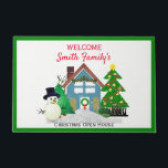 Paillasson Christmas Snowman Open House Welcome<br><div class="desc">Bienvenue dans votre maison de vacances de Noël avec ce tapis de portes personnalisé. Ce tapis de portes présente l'un de mes dessins originaux de collage d'une maison,  d'un bonhomme de neige et d'un sapin de Noël dessiné graphiquement. Personnalisez ce tapis de portes avec votre propre texte.</div>