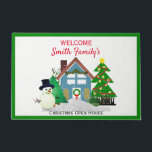 Paillasson Christmas Snowman Open House Welcome<br><div class="desc">Bienvenue dans votre maison de vacances de Noël avec ce tapis de portes personnalisé. Ce tapis de portes présente l'un de mes dessins originaux de collage d'une maison,  d'un bonhomme de neige et d'un sapin de Noël dessiné graphiquement. Personnalisez ce tapis de portes avec votre propre texte.</div>