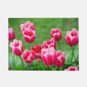 Paillasson De mignonnes tulipes écarlate dans le jardin
