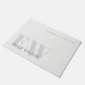 Paillasson Élégant Terrazzo Rustique Pierre gris Nom Monogram (Incliné)