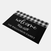 Paillasson Farmhouse moderne Black Buffalo Plaid Nom de famil (Incliné)
