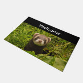 Paillasson Ferret Brown mignon dans l'herbe photo (Incliné)