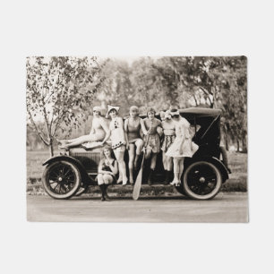 Paillasson Filles de Mack Sennett posant sur l'automobile
