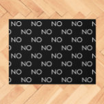 Paillasson Funny NO Black White Introvert Minimal<br><div class="desc">La réponse est NON. Quelle est la question ? Je ne sais pas, peu importe. Ce drôle de mat de porte comporte un mot, NO, répété dans la typographie noir et blanc stylisée, dans un style minimal mais audacieux. Parfait pour le contrarien (dont le mot préféré est NON), la personne...</div>