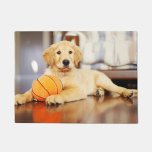 Paillasson Golden Retriever avec un jouet de basket