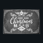 Paillasson Grunge Chalkboard Merry Christmas Retro Typographi<br><div class="desc">Créez votre propre design de Noël grincheux avec ce design rétro avec des fontes en forme de craie sur une texture en forme de tableau. Les ailes d'anges, le bouclier, la couronne, les étoiles, les feuilles de diamant et de fougères complètent l'aspect grunge. C’est une alternative unique, monochromatique mais amusante...</div>