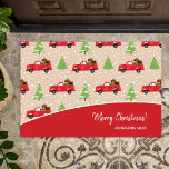 Paillasson Holiday Tree with Vintage Camion Merry Christmas<br><div class="desc">Ajoutez une touche vintage festive à votre décor de porte d'entrée de maison de vacances avec ce tapis de porte personnalisé. Mat a un motif de camion transportant des cadeaux, des arbres de Noël avec des ornements et de la neige, et le texte Joyeux Noël avec votre nom de famille...</div>