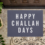 Paillasson Joyeux Jours de Challah | Funny Holiday Chanukah<br><div class="desc">Ajoutez un peu d'humour de vacances à votre entrée cette saison avec ce mat de portes pointus. Le design présente "Joyeux Jours de Challah" dans la typographie moderne en bloc blanc sur un arrière - plan bleu fumé.</div>