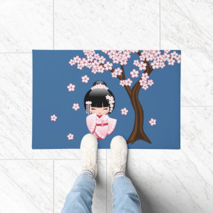 Paillasson Kimono rose Kawaii Kokeshi sur fond bleu