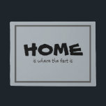 Paillasson La maison de Funny est où est le<br><div class="desc">Votre maison est probablement le seul endroit où personne ne peut vous voir. C'est une zone de farce ! Ce paillasson est une blague, mais si vous y réfléchissez, c'est de la pure sagesse ! Conception simple avec texte HOME en très gros caractères, alors que "est là où le panier...</div>