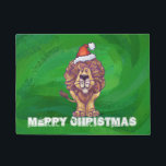 Paillasson Lion Christmas on Green<br><div class="desc">Animal Parade Festive Lion Cadeaux et accessoires de Noël présentent notre oeuvre amusante d'un lion mignon décoré dans un chapeau de Père Noël rouge debout dans un paysage enneigé contre un ciel étoilé bleu foncé texturé peint par notre talentueux illustrateur de livres pour enfants, Traci Van Wagoner. Sur le dos...</div>
