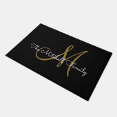 Paillasson Modern Script Gold Black Monogramme Nom de famille (Incliné)