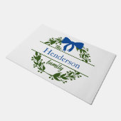 Paillasson Monogramme Blue Bow Green Wreath Nom de famille (Incliné)