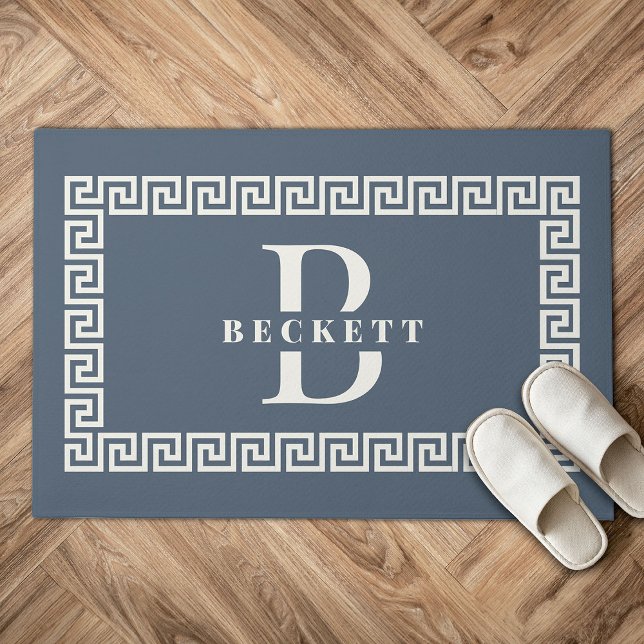 Paillasson Monogramme moderne élégant Dusty bleu clé grecque  (Light Blue doormat with a Greek key border, featuring the large letter "B" and "BECKETT" in white. )